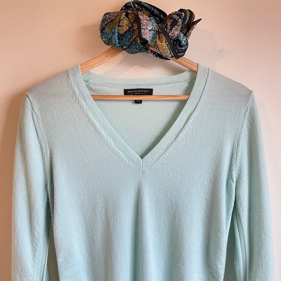 Banana Republic Womens Light Turquoise Merino Wool V-Neck Sweater, Size M - Picture 3 of 15